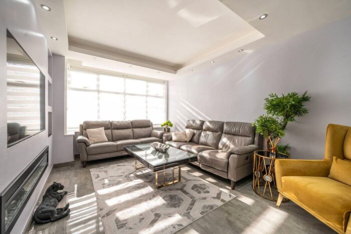 4 Bedroom Semi-detached House For Sale In Normanshire Drive, Chingford, London, E4