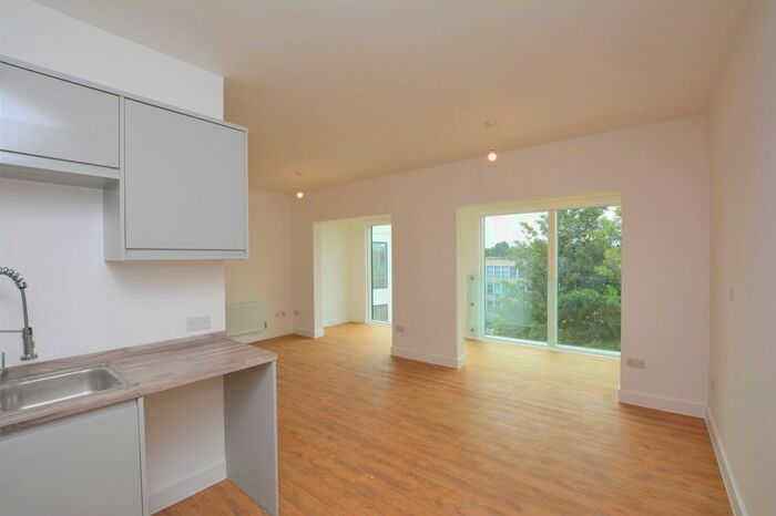 2 Bedroom Flat To Rent In Albany Road, Sittingbourne, ME10