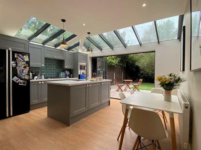 3 Bedroom Apartment To Rent In Carlingford Road, Turnpike Lane, N15