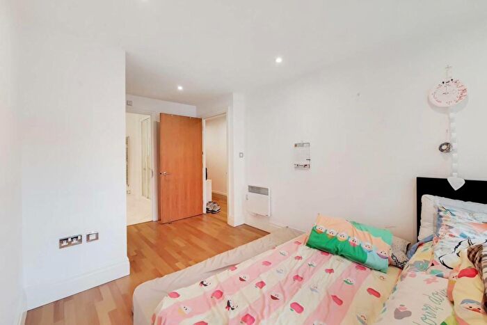 2 Bedroom Flat For Sale In Dartmouth House, KT2
