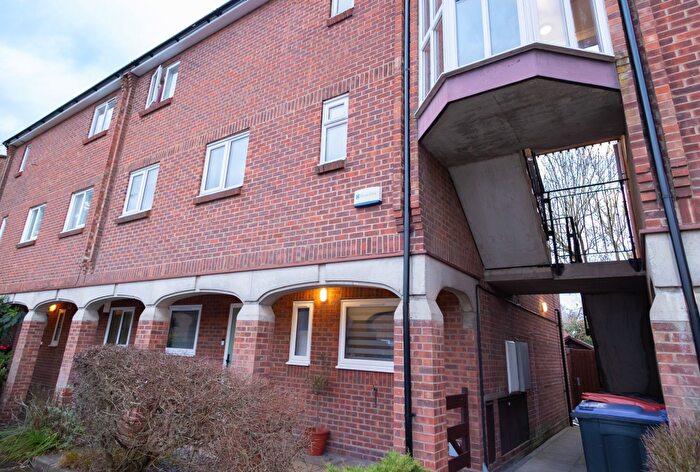2 Bedroom Flat For Sale In Eynsham Way, Basildon, SS13