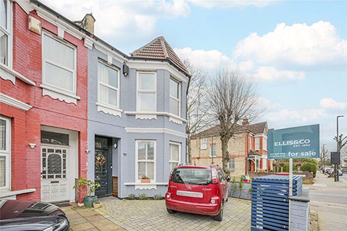 3 Bedroom Flat For Sale In Brownlow Road, London, N11