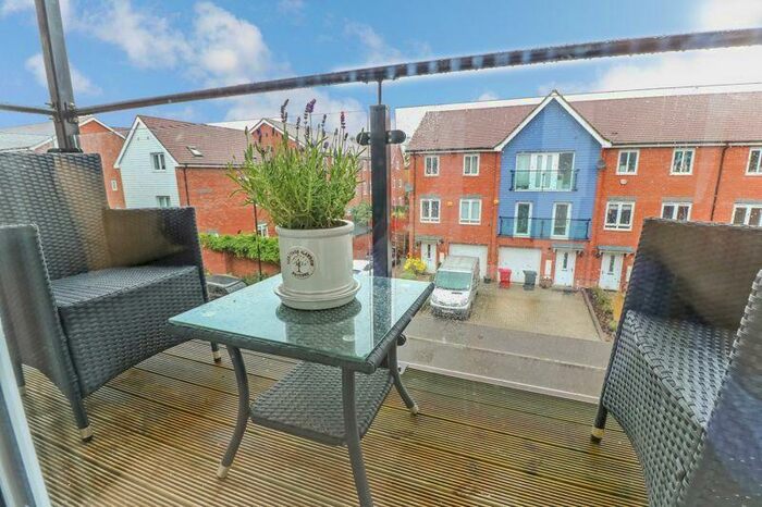 2 Bedroom Flat For Sale In Chadwick Road, Langley, SL3