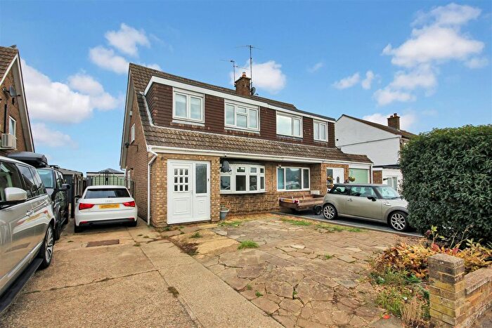 3 Bedroom Semi-detached House For Sale In Grangeway, Rushden, NN10