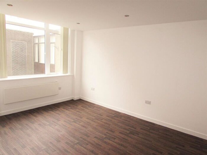 1 Bedroom Flat To Rent In One Bedroom Apartment With Parking, BH1