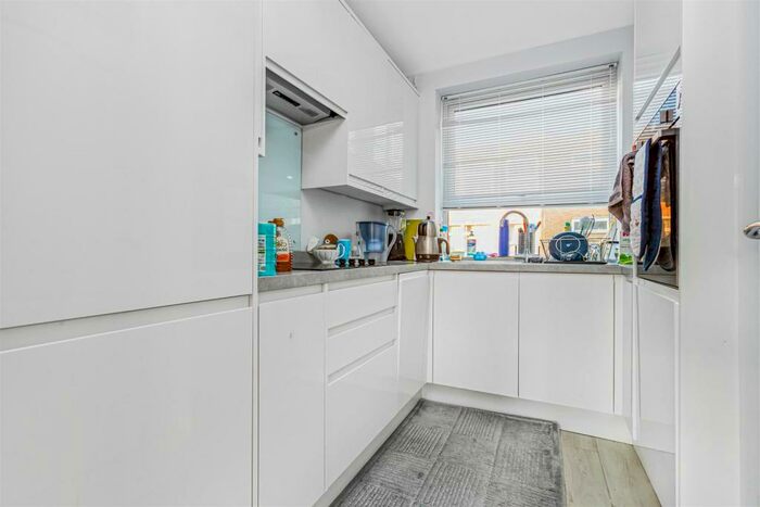 2 Bedroom Flat To Rent In Park Sheen, East Sheen, SW14