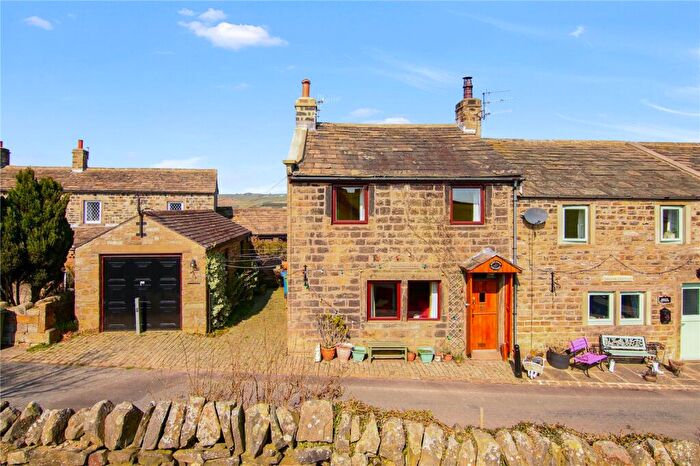 2 Bedroom End Of Terrace House For Sale In Park Lane, Cowling, BD22