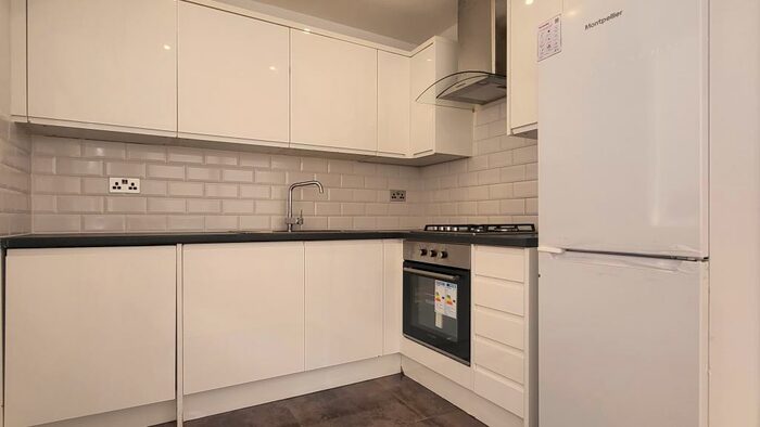 2 Bedroom Flat To Rent In Hayley House, London Road, RG12