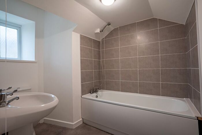 2 Bedroom Cottage To Rent In Wind Street, Blaenllechau, CF43