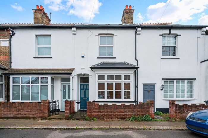 3 Bedroom Flat For Sale In Braemar Road, Brentford, TW8