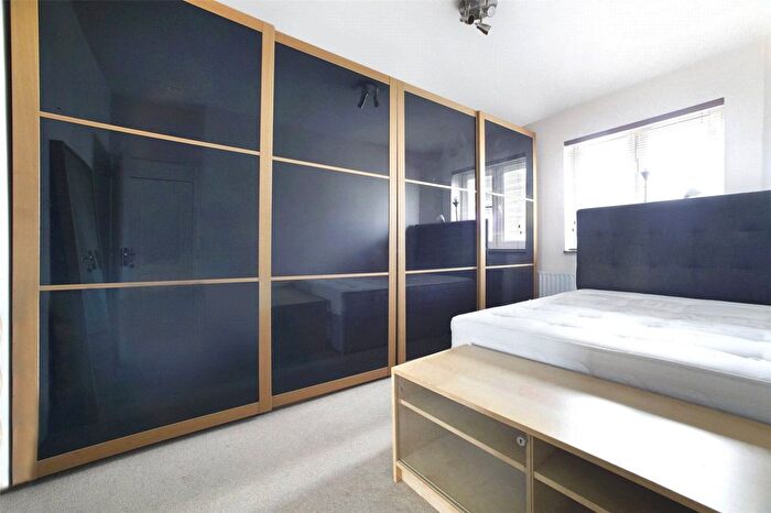 3 Bedroom Flat To Rent In Munday House, Burbage Close, London, SE1