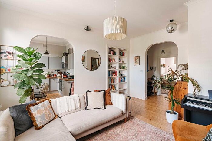 2 Bedroom Apartment For Sale In Evering Road, London, E5