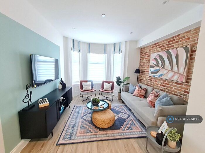 2 Bedroom Flat To Rent In St. Swithuns House, Bournemouth, BH1