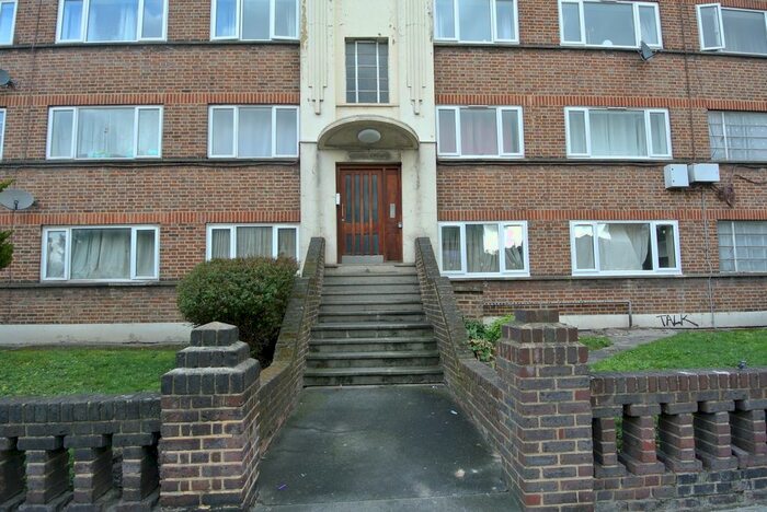 2 Bedroom Flat To Rent In Lee High Road, London, SE13