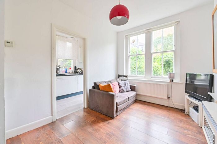 3 Bedroom Flat To Rent In Cato Road, Clapham High Street, London, SW4