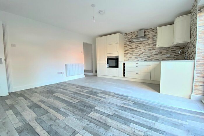 1 Bedroom Flat To Rent In Woodmill Lane, Southampton SO18