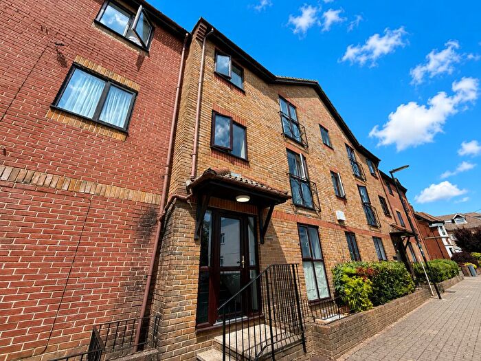 2 Bedroom Flat To Rent In Oakley House, Court Road, SO15