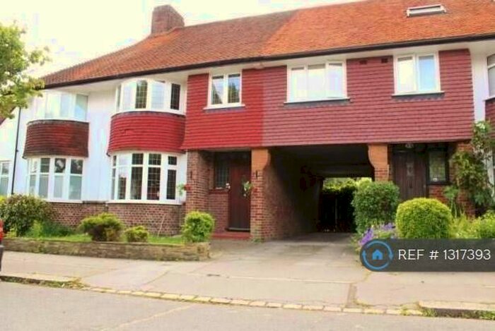 4 Bedroom Semi-Detached House To Rent In Waddon, Croydon, CR0