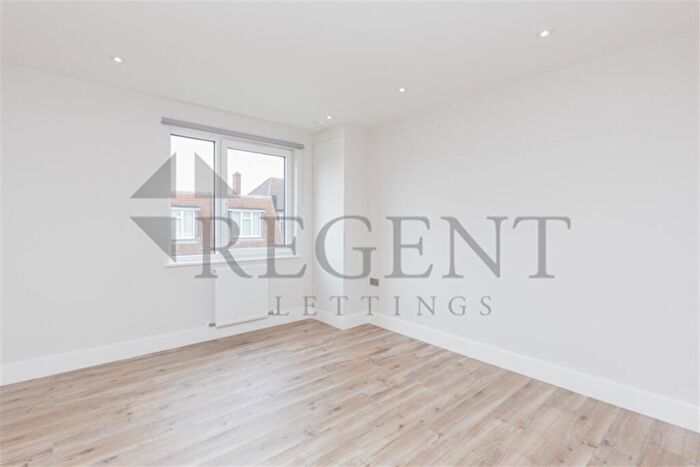 2 Bedroom Apartment To Rent In Willow Court, Cambridge Road, KT1
