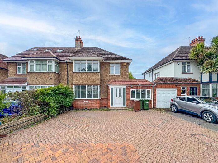 3 Bedroom Apartment To Rent In Whitchurch Lane, Edgware, HA8