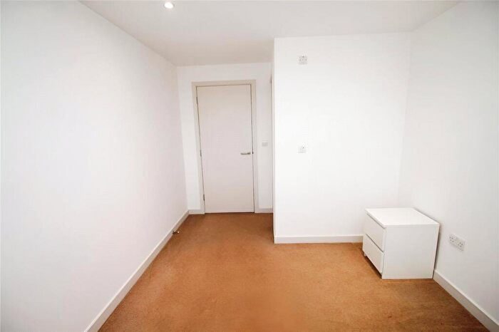 2 Bedroom Flat To Rent In Castle Lane, Bedford, Bedfordshire, MK40