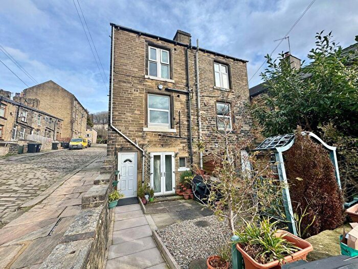 3 Bedroom Semi Detached House For Sale In Ashgrove Place, Siddal, HX3