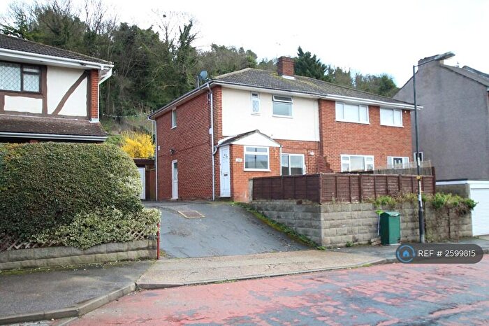 4 Bedroom Semi-Detached House To Rent In Beacon Road, Chatham, ME5