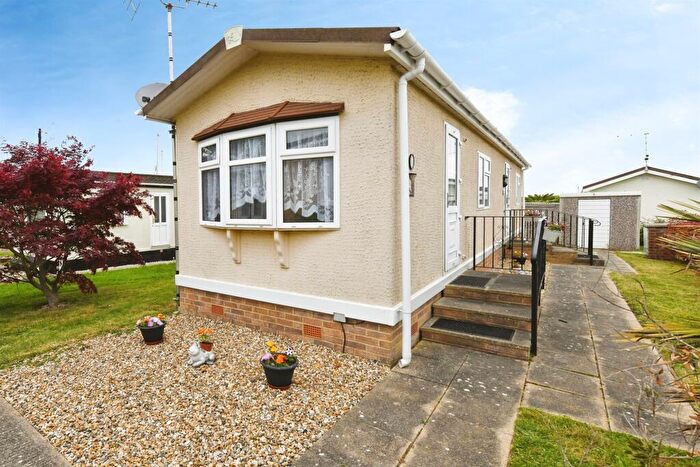 2 Bedroom Park Home For Sale In Pond Close, Hockley, SS5