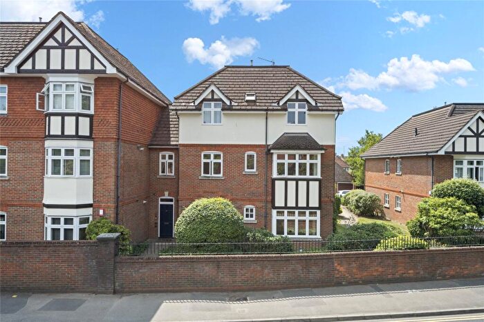 3 Bedroom Flat For Sale In Balfour Road, Weybridge, Surrey, KT13