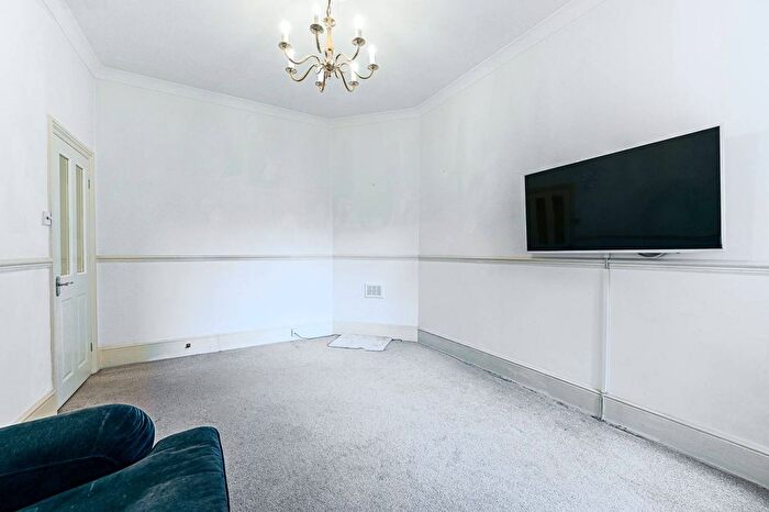 2 Bedroom Flat To Rent In Mornington Avenue, West Kensington, London, W14