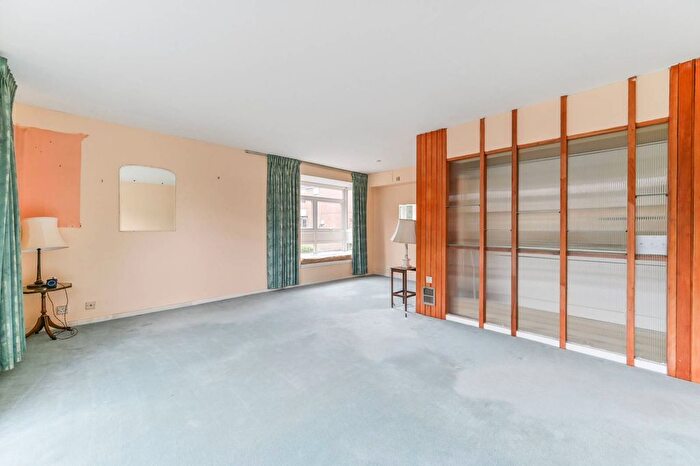 2 Bedroom Flat For Sale In Maresfield, Croydon, CR0