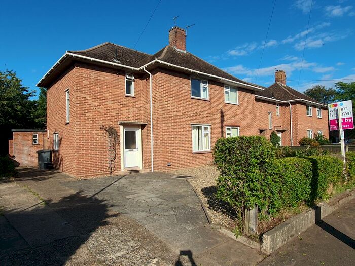 4 Bedroom Semi-Detached House To Rent In Coniston Close, Norwich, NR5