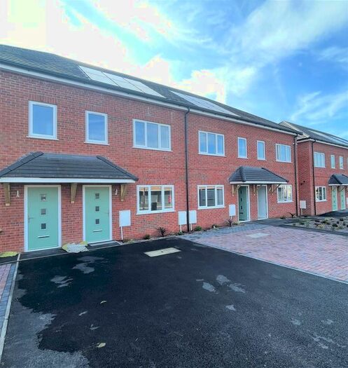 4 Bedroom End Of Terrace House To Rent In Finstock Avenue, Blurton, Stoke-On-Trent, ST3