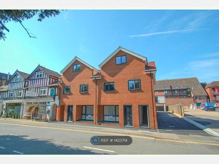 2 Bedroom Flat To Rent In Oak End Way, Gerrards Cross, SL9