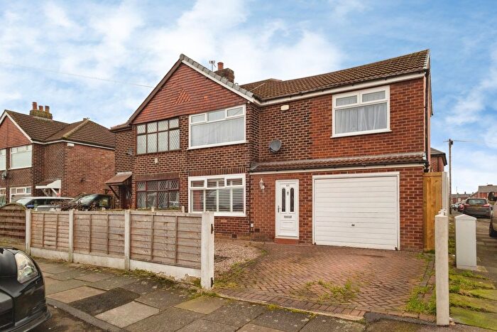 3 Bedroom Semi Detached House For Sale In Hawthorn Road, Manchester, Lancashire, M43