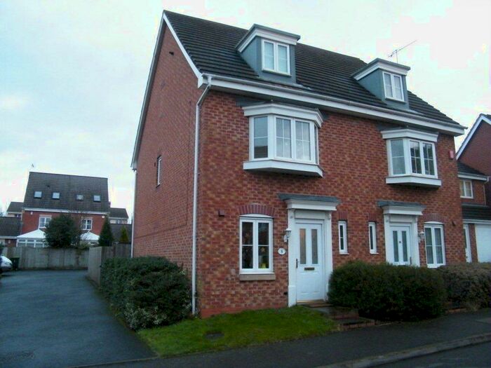 3 Bedroom Town House To Rent In Cradley Heath, West Midlands, B64