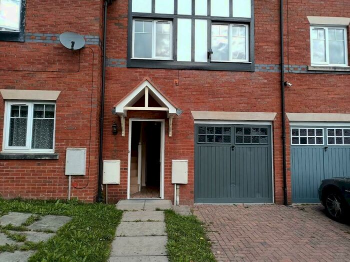 3 Bedroom Town House To Rent In Rosgill Drive, Middleton, Manchester, M24