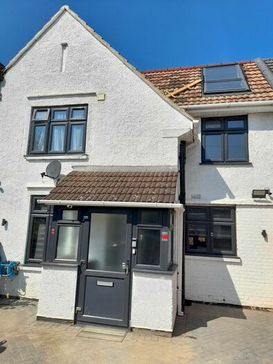 6 Bedroom Terraced House To Rent In Central Avenue, Hayes, Greater London, UB3