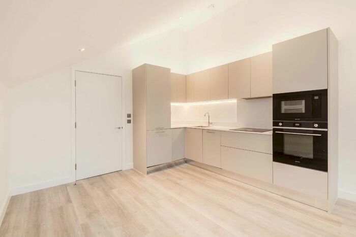 3 Bedroom Flat To Rent In East Road, London, SW19