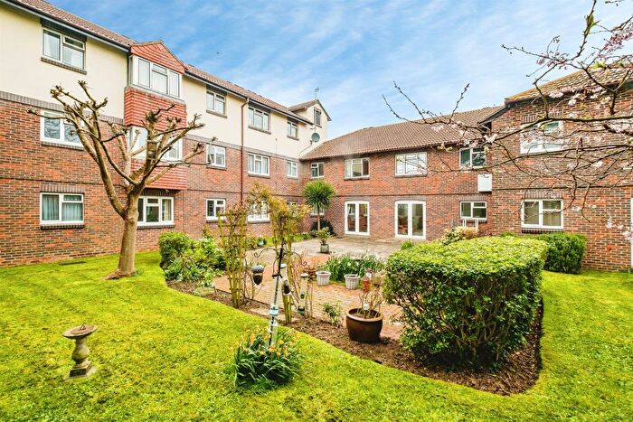 1 Bedroom Flat For Sale In Freshbrook Road, Lancing, BN15