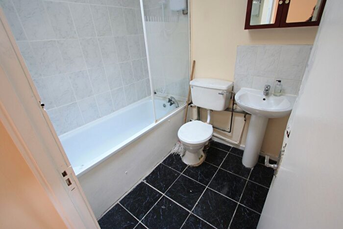 2 Bedroom Flat To Rent In Eaton Road, Sutton, SM2