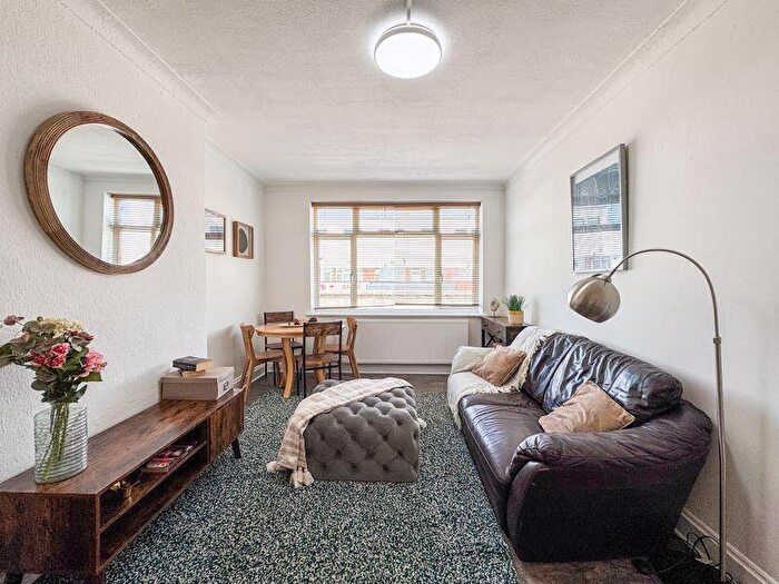 3 Bedroom Maisonette To Rent In Watling Avenue, Edgware, HA8