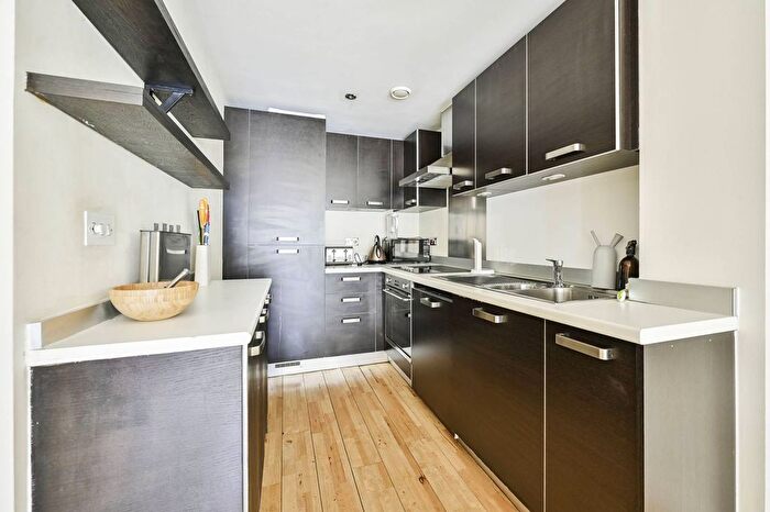 2 Bedroom Flat To Rent In Kennington Park Road, Kennington, London, SE11