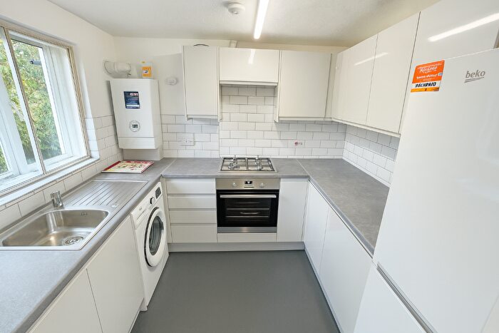 2 Bedroom Flat To Rent In Laburnum Close, London, N11