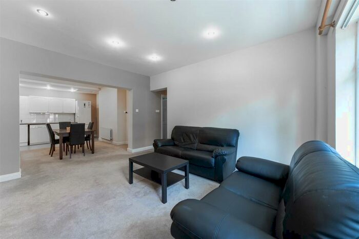 2 Bedroom Flat To Rent In &#pppw - **En-Suite Rooms** Holly Avenue, Jesmond, NE2