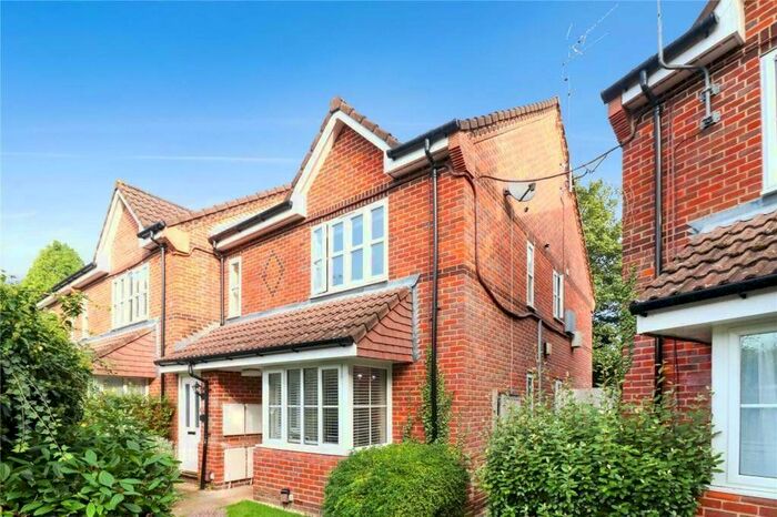 2 Bedroom Maisonette To Rent In Leaford Crescent, Watford, Hertfordshire, WD24