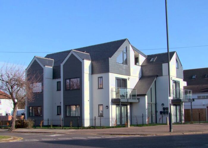 3 Bedroom Flat To Rent In Woodcotes, Leigh On Sea, SS9