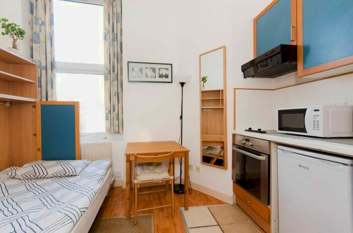 Studio To Rent In West Cromwell Road, Earls Court, London, SW5