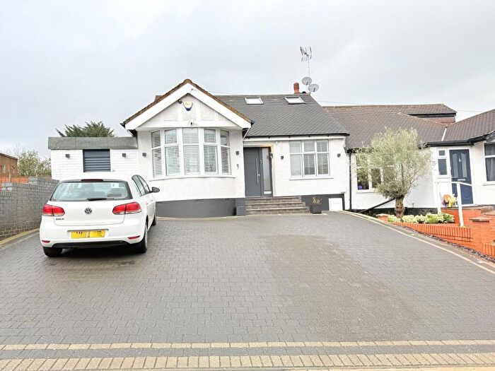 5 Bedroom Semi-Detached Bungalow For Sale In Rushdene Avenue, Barnet, EN4