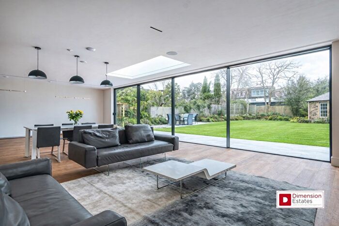 5 Bedroom Detached House For Sale In Luctons Avenue, Essex, IG9